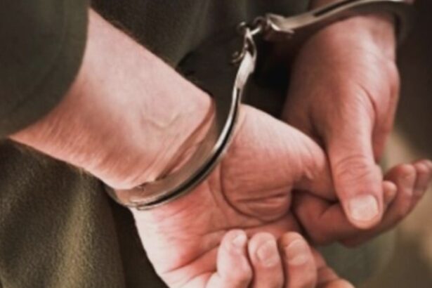 barbat arestat preventiv pentru ultraj judiciar dupa ce si a lovit avocatul motivul nu l a reprezentat corespunzator 68a8ced3405f1