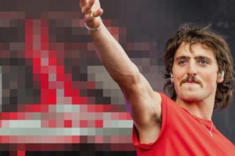 benson boones tour stage compared to a penis by fans 68aa3aa4baa68