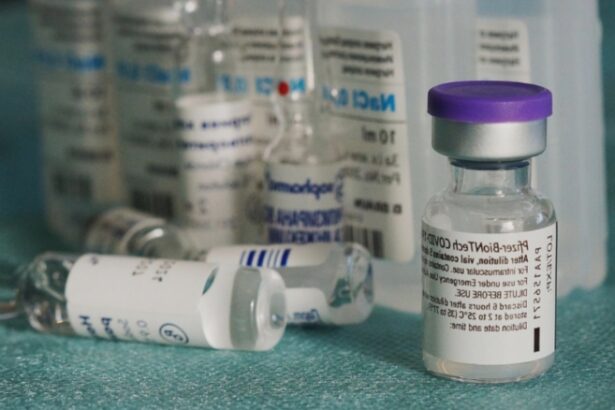 decizie controversata chiar sub nasul lui robert f kennedy jr au fost autorizate vaccinurile actualizate anti covid 19 pentru toate persoanele de peste 65 de ani si cele cu risc ridicat 68afd6ecc9d91