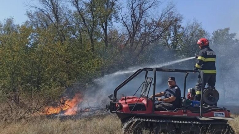 incendiu de vegetatie uscata in braila flacarile se manifesta pe linia de tramvai din apropierea statiunii lacu sarat 68af0411858fe