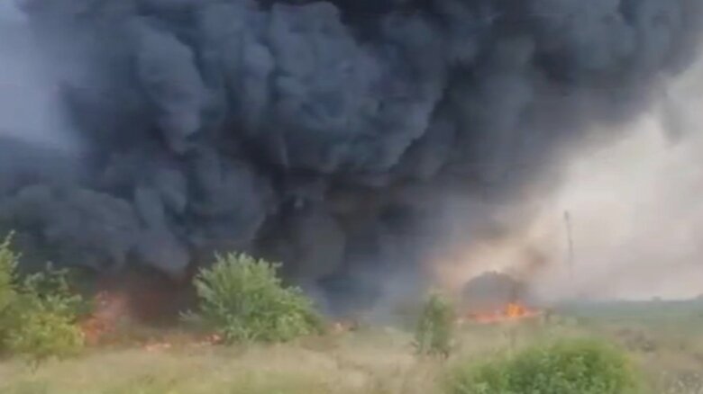 incendiu violent de vegetatie uscata in judetul buzau flacarile s au extins la un parc auto ard trei tir uri si doua microbuze 68ac4b684ad6f