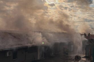 incendiu violent langa bucuresti un depozit din buftea in flacari pompierii intervin cu 12 autospeciale zona impanzita de un fum negru si gros video 68abf82e932d9