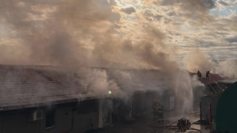 incendiu violent langa bucuresti un depozit din buftea in flacari pompierii intervin cu 12 autospeciale zona impanzita de un fum negru si gros video 68abf82e932d9