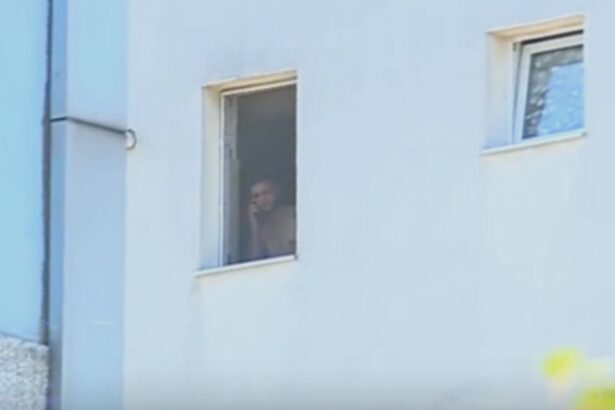 negocieri prelungite intre politisti si barbatul suspectat ca l a omorat pe copilul concubinei sale acesta s a baricadat in apartament si refuza sa iasa 68b1e94cb8b5f