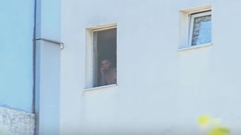 negocieri prelungite intre politisti si barbatul suspectat ca l a omorat pe copilul concubinei sale acesta s a baricadat in apartament si refuza sa iasa 68b1e94cb8b5f