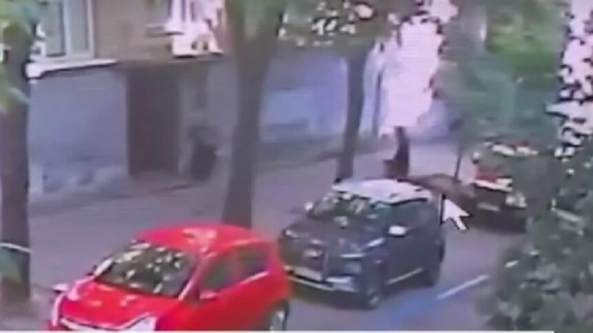 primele imagini cu momentul in care fostul presedinte al parlamentului ucrainei a fost asasinat in strada criminalul este un atacator deghizat in curier 68b3557e65e8e