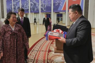 spectacol sinistru la phenian kim jong un a consolat familiile soldatilor ucisi pe frontul din ucraina intr o ceremonie cu multe lacrimi 68b29a57eeb31