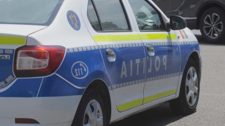 tanar fara permis filmat in timp ce transporta un prieten pe plafonul masinii politia l a identificat si sanctionat 68b30c6bac766