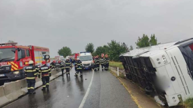 un autocar cu 20 de persoane s a rasturnat in afara partii carosabile a fost activat planul rosu de interventie 68b4653f7a0d4
