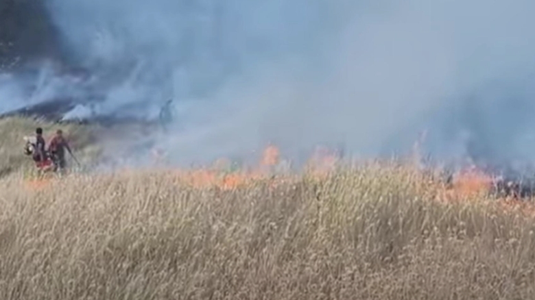 un nou incendiu de amploare ard 40 de hectare de vegetatie in buzau video 68ab4c603cd0a