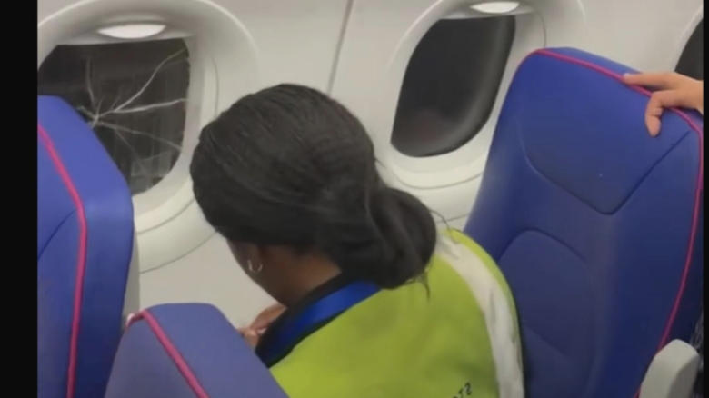 video zbor londra bacau cu scoci la geam pasagerii hohote de ras cand personalul companiei a aplicat banda adeziva 68b2a3e771e95