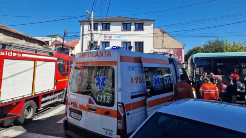 accident cumplit in craiova un autobuz si o masina au intrat in coliziune dupa ce un sofer de 80 de ani nu a acordat prioritate 68cbdca22cbf9