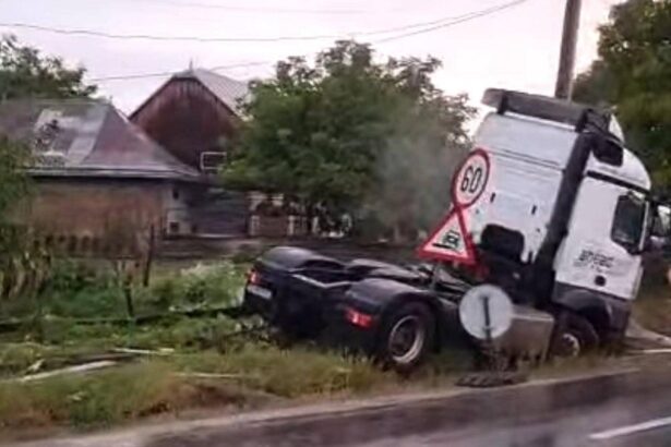 accident din cauza carosabilului ud un sofer a pus la pamant un stalp si un gard 68c05ea79f15e