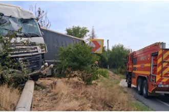 accident grav in judetul giurgiu un tir incarcat cu fier vechi a derapat si a pus la pamant un gard un stalp si mai multi copac 68bd867789df1
