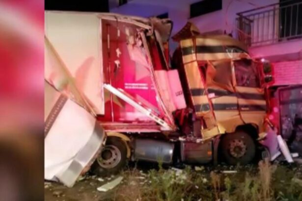 accident spectaculos in cluj napoca un tir a intrat intr un bloc dupa ce a avariat doua masini si un stalp 68c45d1035aca