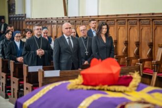 alba premierul ilie bolojan omagiu la catafalcul cardinalului lucian muresan 68d7f620a6af0