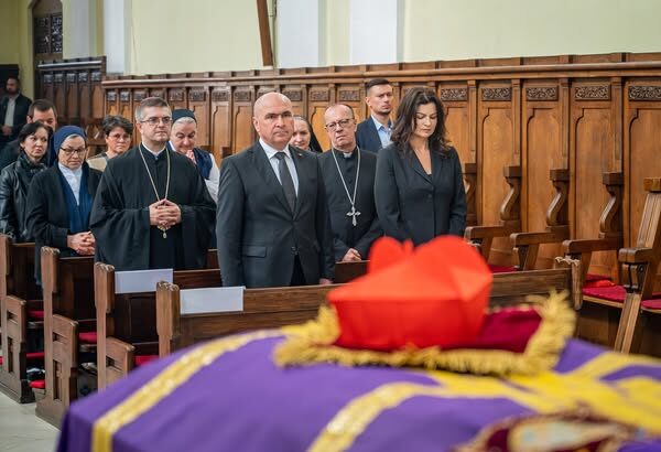 alba premierul ilie bolojan omagiu la catafalcul cardinalului lucian muresan 68d7f620a6af0