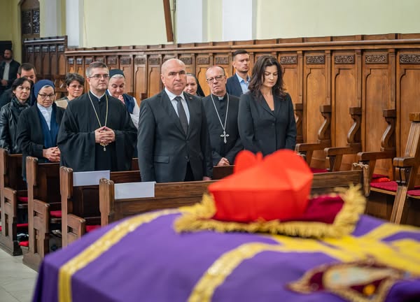 alba premierul ilie bolojan omagiu la catafalcul cardinalului lucian muresan 68d7f620a6af0