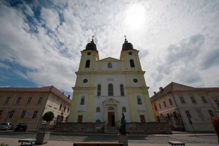 alba sicriul cu trupul neinsufletit al cardinalului lucian depus vineri seara in catedrala din blaj 68d56cbe4bb4a