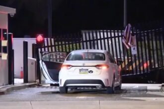 alerta terorista in america dupa un atac suspect la un sediu fbi un barbat este dat in urmarire dupa ce a intrat cu masina in poarta de securitate video 68ca91d459ea0