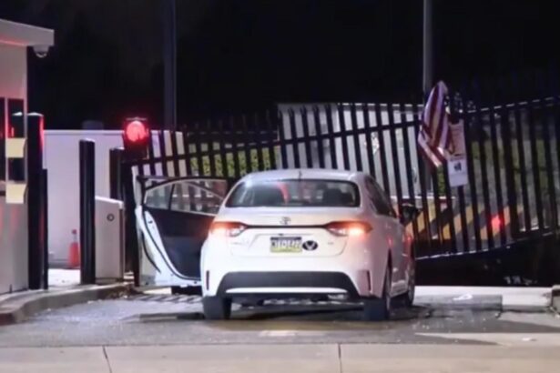 alerta terorista in america dupa un atac suspect la un sediu fbi un barbat este dat in urmarire dupa ce a intrat cu masina in poarta de securitate video 68ca91d459ea0