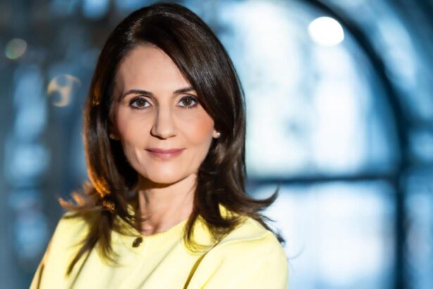 anca alexandrescu valentin naumescu este sinecurist cu state vechi 68c41325e036a