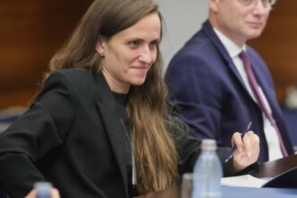 aur cere demisia oanei toiu de la sefia mae ne face praf relatiile internationale 68b9ab0738bd8