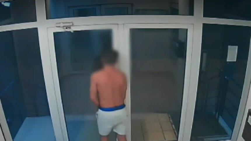 barbat drogat si dezbracat surprins intrand in mai multe apartamente locatarii socati de incident 68d1b922c285b