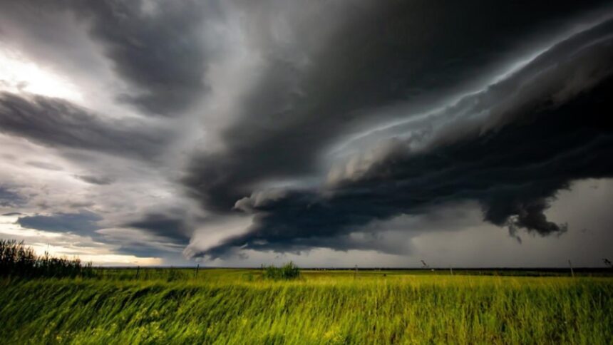 cod galben ploi torentiale vijelii si descarcari electrice marti seara in mai multe zone montane 68c9892077589