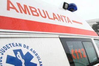 doua persoane la spital cu traumatisme severe dupa ce autoturismul in care se aflau s a izbit de un autotren 68b931cf455df