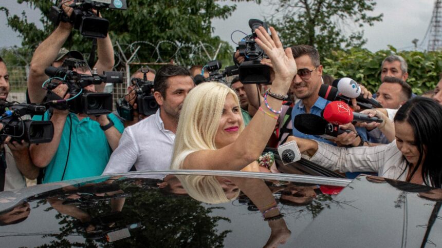 elena udrea le da fiori generalilor coldea si dumbrava cred ca foarte curand vom vedea cum se curata lucrurile 68d02085d3a5e