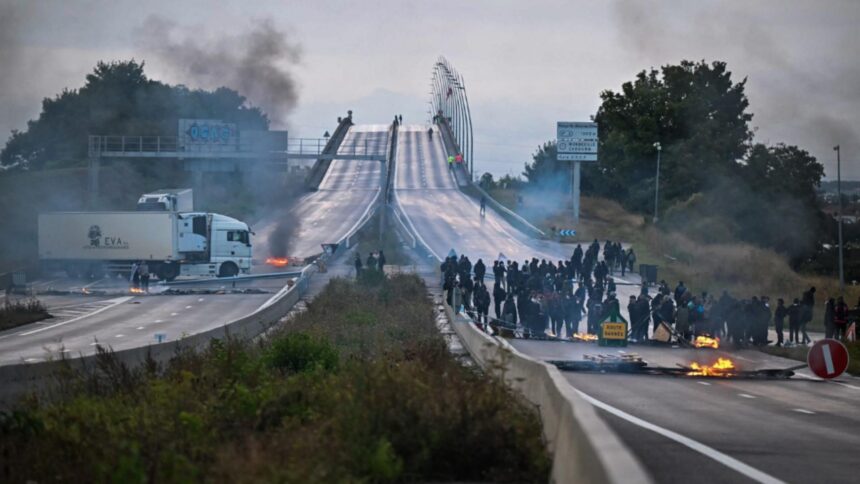 franta fierbe macron e presat sa demisioneze sindicatele scot astazi oamenii in strada 68c116e195555