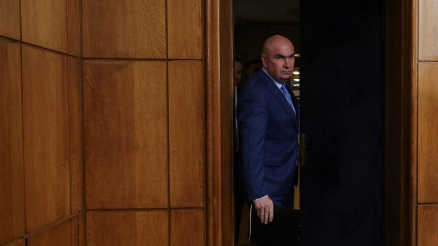 functionarii publici ies maine in strada proteste masive la usa lui bolojan 13 000 de posturi in pericol 68c68ae556881