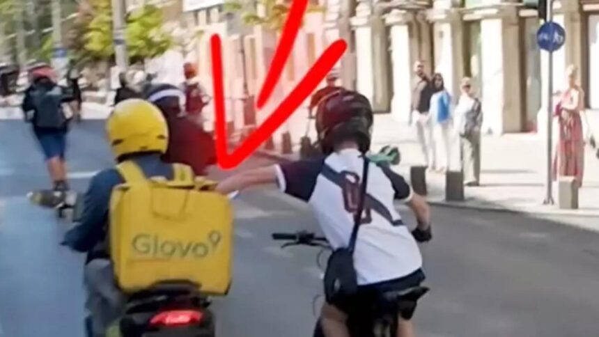 furt inedit in centrul capitalei un adolescent pe bicicleta a furat mancarea din geanta unui livrator aflat pe scuter 68d1ae341d5d0
