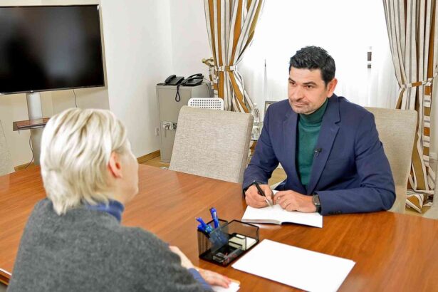 george tuta A1azDRQrxQfE8aaR