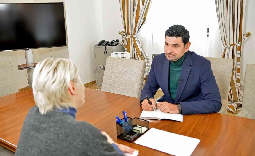 george tuta A1azDRQrxQfE8aaR