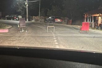 gest inexplicabil in prahova un drum judetean a fost blocat intentionat cu scaune politia a dechis dosar penal 68d6b8bee1605