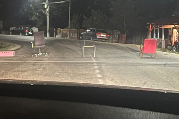 gest inexplicabil in prahova un drum judetean a fost blocat intentionat cu scaune politia a dechis dosar penal 68d6b8bee1605