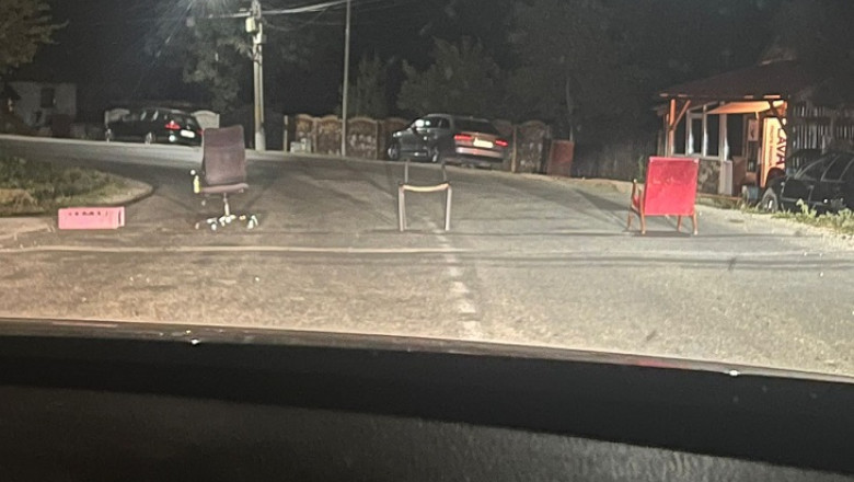 gest inexplicabil in prahova un drum judetean a fost blocat intentionat cu scaune politia a dechis dosar penal 68d6b8bee1605