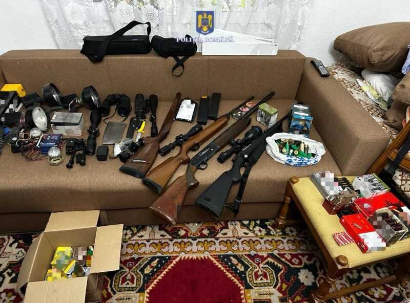 ialomita zeci de trofee de vanat peste 100 kg de carne si arme ridicate in urma unor perchezitii la braconieri 68dbfd38bd547