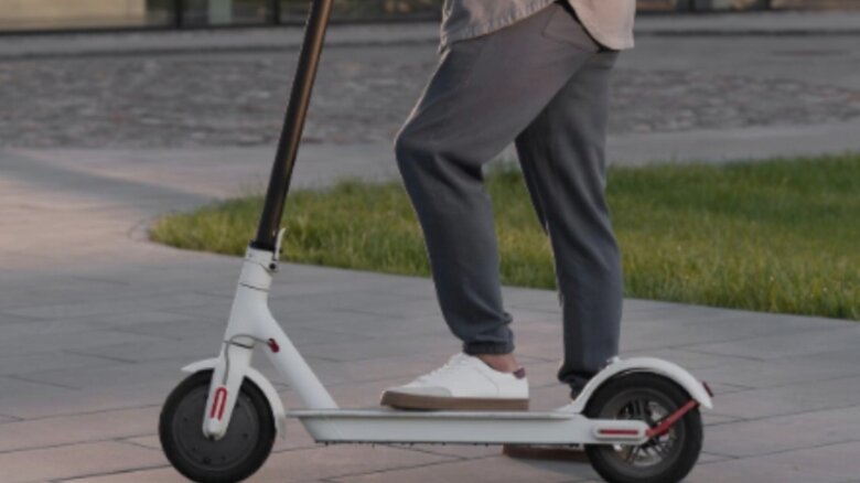 inconstienta sau premeditare femeie surprinsa in timp ce taia franele unei trotinete electrice video 68baf62a29e96