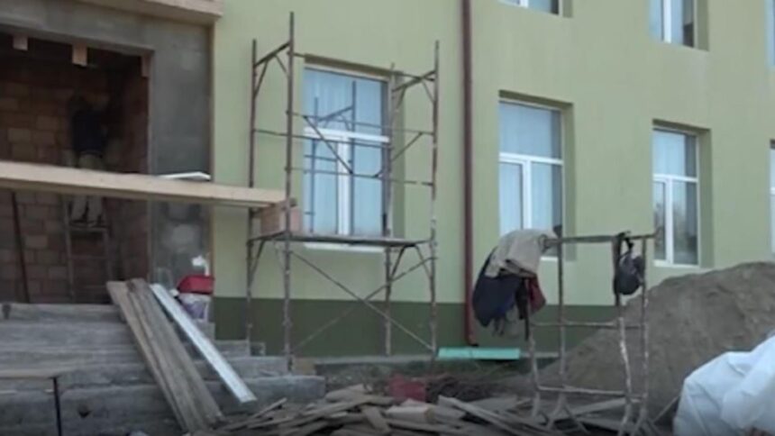 mii de elevi inca merg la scoli cu toaletele in curte situatie revoltatoare in romania anului 2025 68c7e5b4e0117