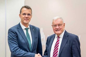 ministrul apararii intrevedere cu emisarul special al sua pentru ucraina 68dc2e727b0bf