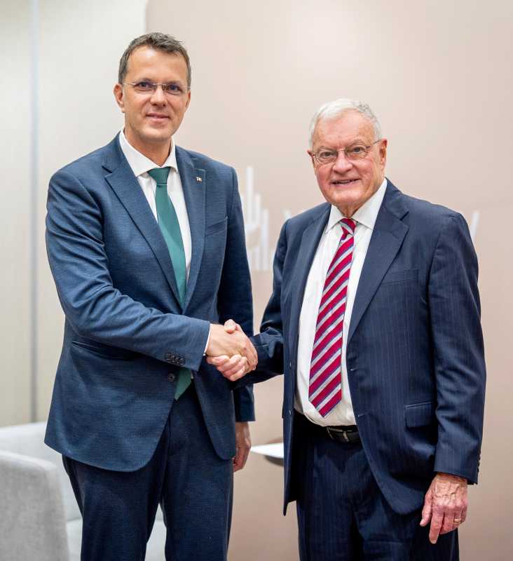 ministrul apararii intrevedere cu emisarul special al sua pentru ucraina 68dc2e727b0bf