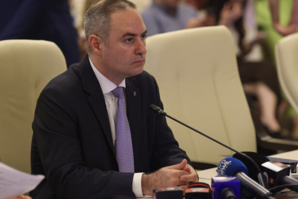 ministrul finantelor a iesit sa discute cu protestatarii din fata ministerului sunt doleante pe care nu le putem satisface acum 68d7c7718c9d0