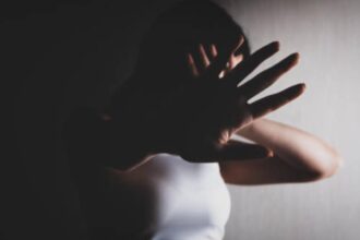 momente de cosmar pentru o tanara urmarita si agresata de partener intr un parc din bucuresti 68bd96cf21bfd