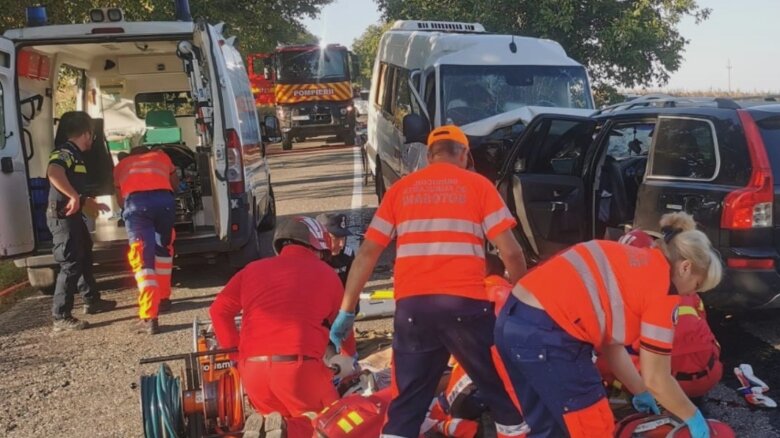 plan rosu de interventie dupa un accident intre un autocar si un autoturism in judetul botosani sunt implicate 15 persoane 4 sunt incarcerate 68b7d59f53e87