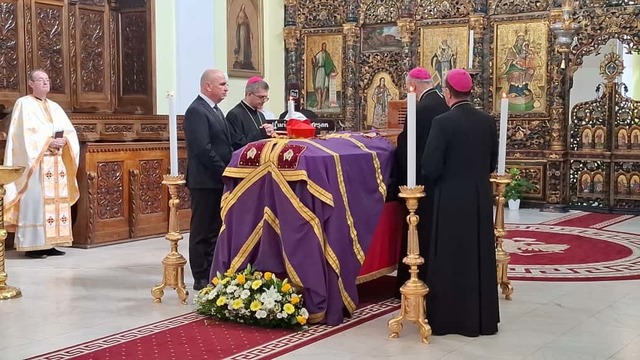 premierul bolojan la blaj la capataiul arhiepiscopul major al bisericii greco catolice din romania presedintele nicusor dan participa luni la funeralii foto 68d7cbf818cf2