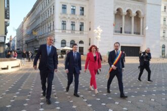 presedintele nicusor dan a depus o coroana de flori la monumentul crucificarii si a facut o viita la societatea timisoara el participa la timisoara cities summit 68db7ed99d44d