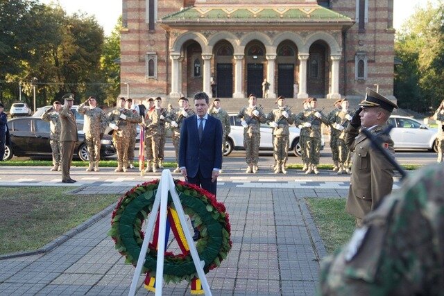 presedintele nicusor dan a depus o coroana de flori la monumentul crucificarii si a facut o vizita la societatea timisoara el participa la timisoara cities summit foto 68db83898cbdc